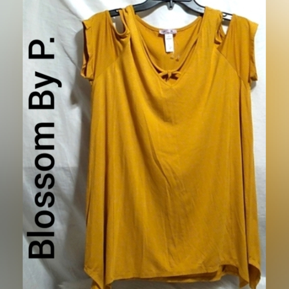 (BX86) SALE! NWOT Blossom By P. Cold Shoulder Top Sz.M